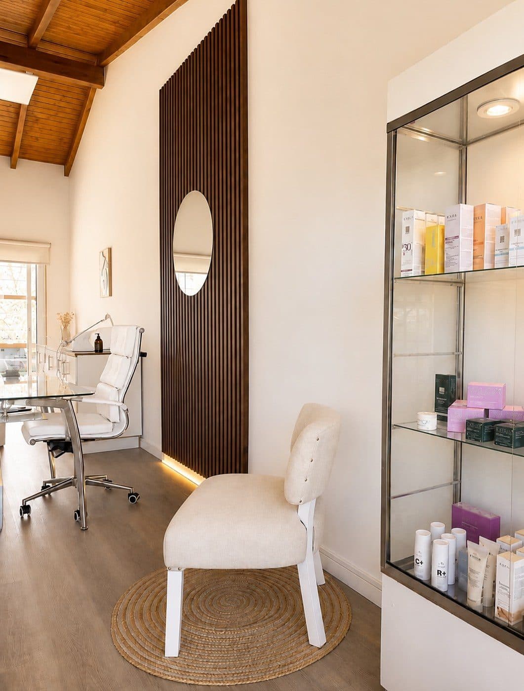 Vitrina con productos profesionales y sillón de espera en el estudio