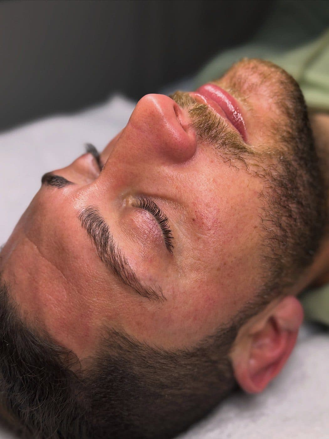 Cliente con cejas perfiladas