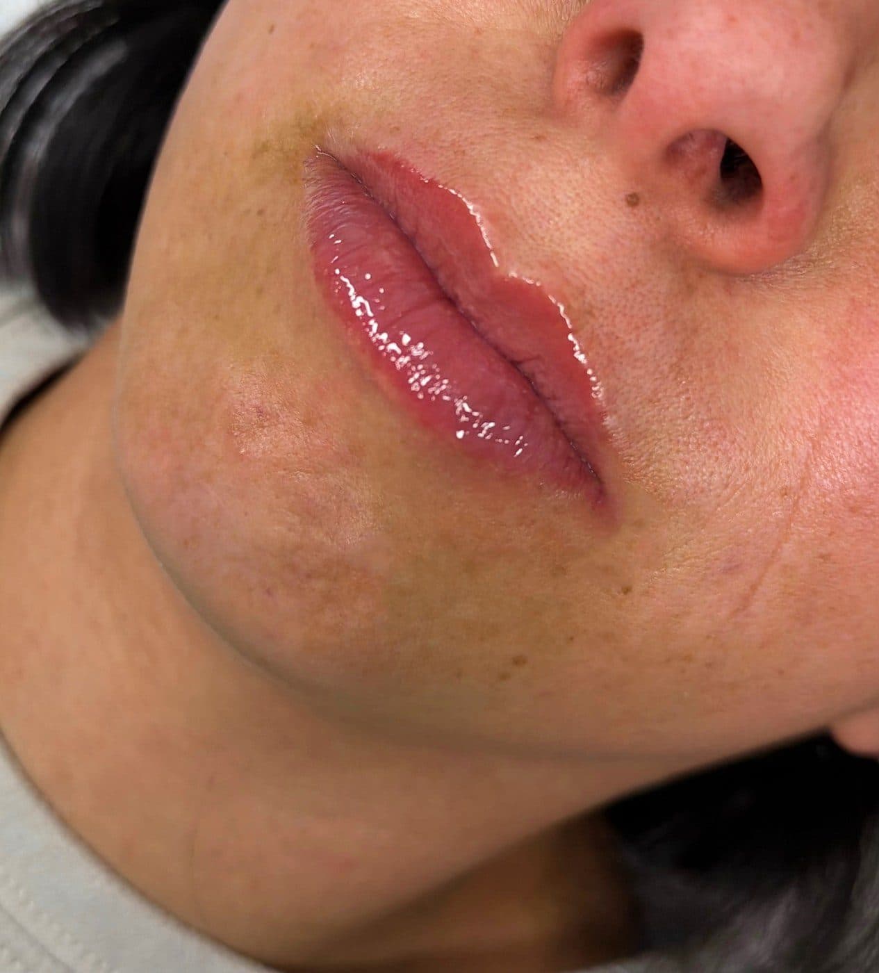 Detalle de labios y piel hidratada